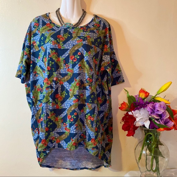 ❌SOLD❌LuLaRoe Green & Blue Hi Low Design Top - Picture 3 of 7